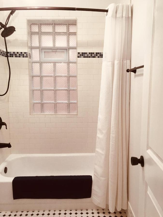Logan Square Modern Apartment Chicago Bagian luar foto